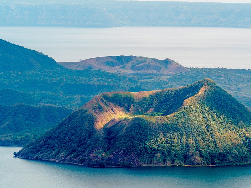 Filipinas. Sobrevolar en helicóptero el volcán Taal